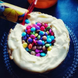 Surprise-Inside-Cake, Rezept, Geburtstagskuchen, Pinata-Effekt, Kuchen, Kidnergeburtstag, Smarties,Geburtstag, Kinder, Überraschungskuchen, Überraschung
