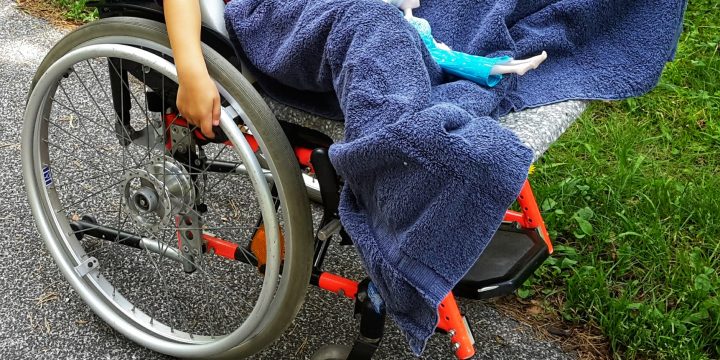 (18) Diagnose Hüftreluxation – Der Rollstuhl